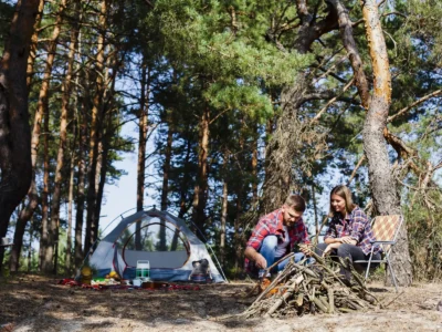 Campingplätze Kroatien, hier: zwei Menschen mit Zelt im Wald.