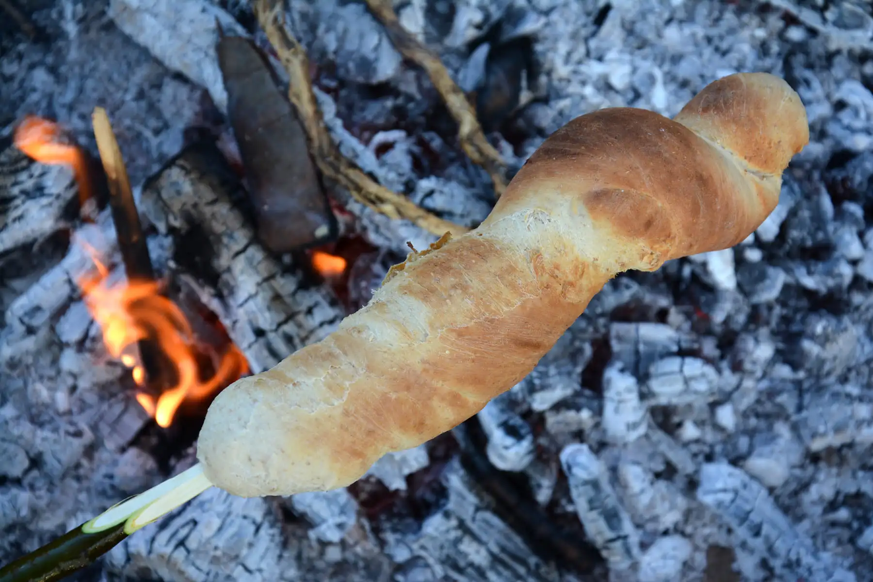 Stockbrot über einem Lagerfeuer.
