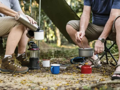 Zwei Camper machen Camping Kochrezepte nach.