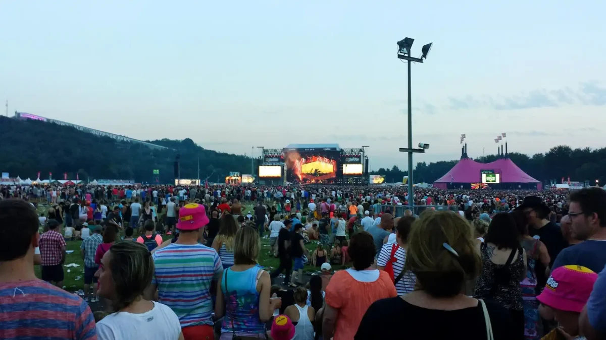 Menschenmenge vor der Hauptbühne beim splash! Festival – Live-Acts, Hip-Hop-Atmosphäre und Sommerfeeling in Ferropolis 2025.