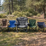 Camping Stühle verschiedener Hersteller nebeneinander aufgestellt