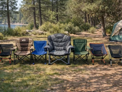 Camping Stühle verschiedener Hersteller nebeneinander aufgestellt